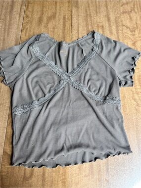 Lace-Trim Ribbed Short Sleeve Top in Dove Gray